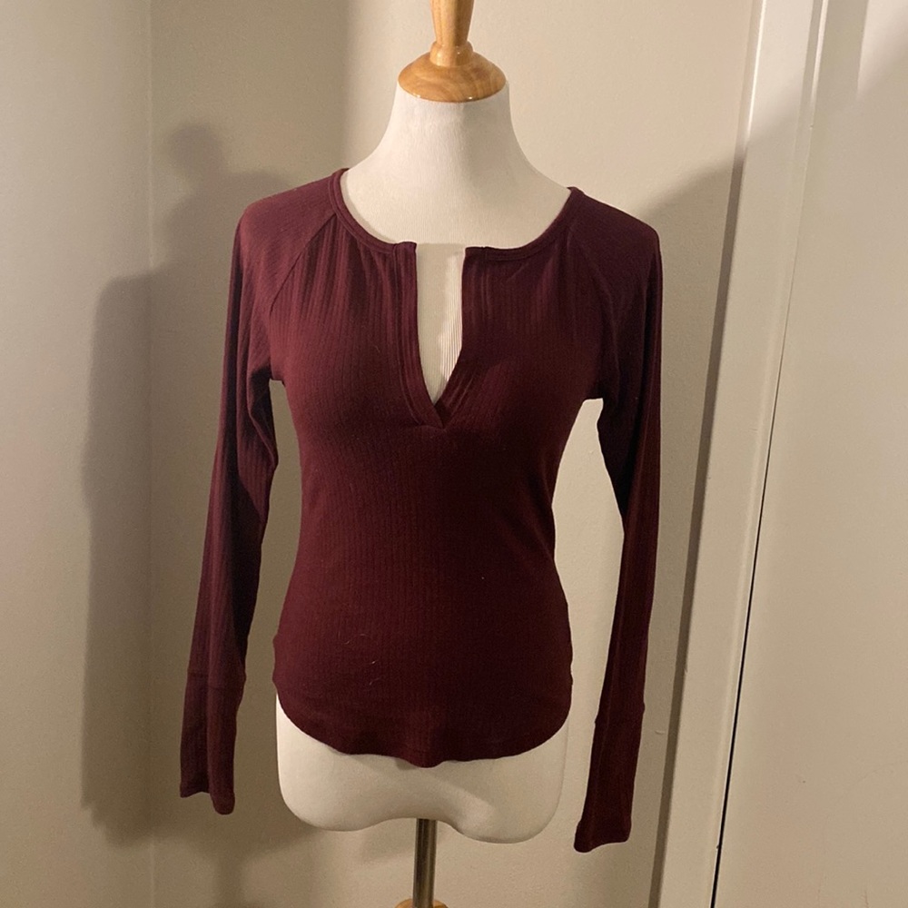 Free People long sleeved burgundy ribbed v-neck shirt size medium